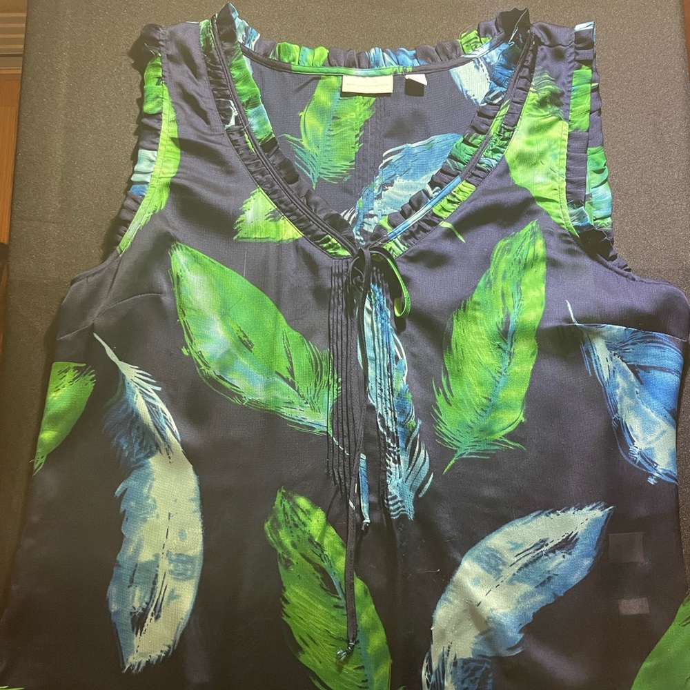 Sleeveless Top with Green and Blue Feather Print